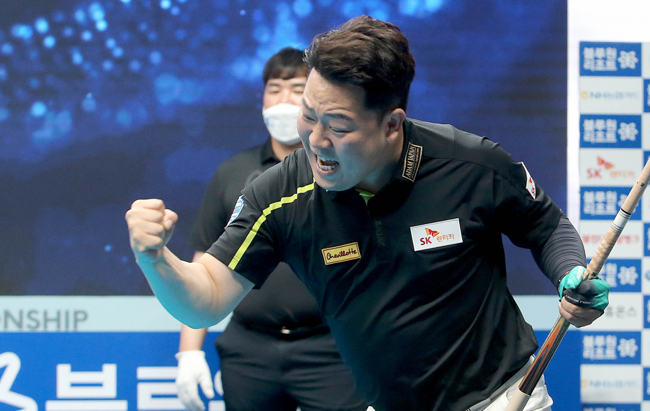 ‘헐크’ 강동궁이 우승이 확정되자 주먹을 불끈 쥐며 기합을 넣고 있다. [PBA 제공]
