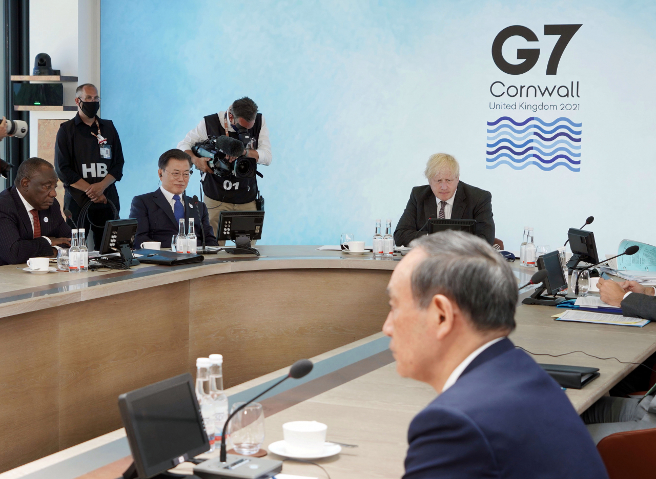 G7 정상회의 참석차 영국을 방문 중인 문재인 대통령이 13일(현지시간) 영국 콘월 카비스베이에서 열린 '기후변화 및 환경' 방안을 다룰 확대회의 3세션에 참석해 있다. 왼쪽부터 시계방향으로 남아공 시릴 라마포사 대통령, 문 대통령, 영국 보리스 존슨 총리, 일본 스가 요시히데 총리. [연합]