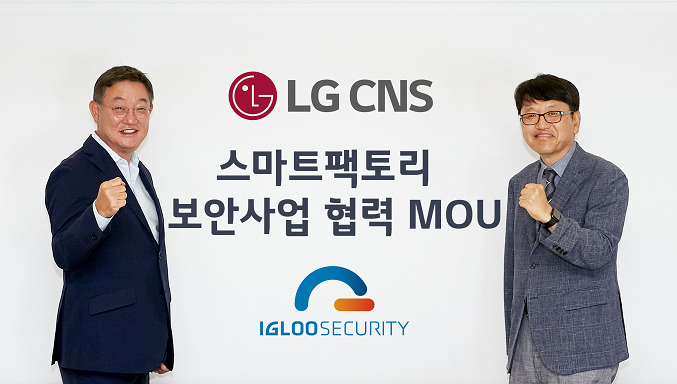 현신균(왼쪽) LG CNS DTI사업부장 부사장과 이득춘 이글루시큐리티 대표가 LG CNS 마곡 본사에서 기념 촬영을 하고 있다 [LG CNS 제공]