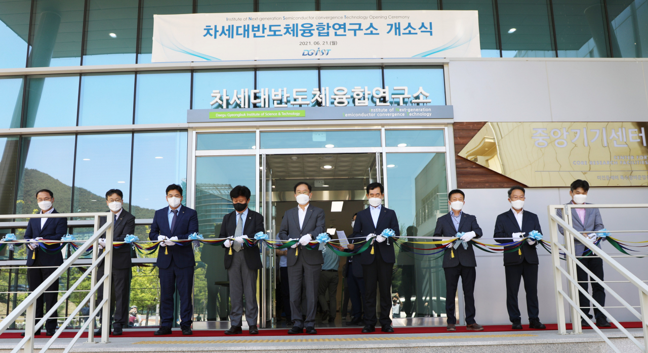 DGIST 주요보직자들이 차세대반도체융합연구소 개소 테이프 커팅식을 진행하고 있다.[DGIST 제공]