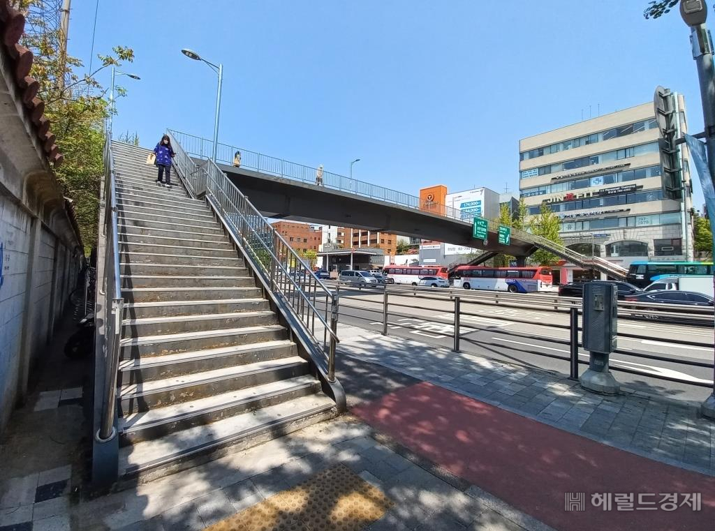 한남오거리 보도육교. [용산구 제공]