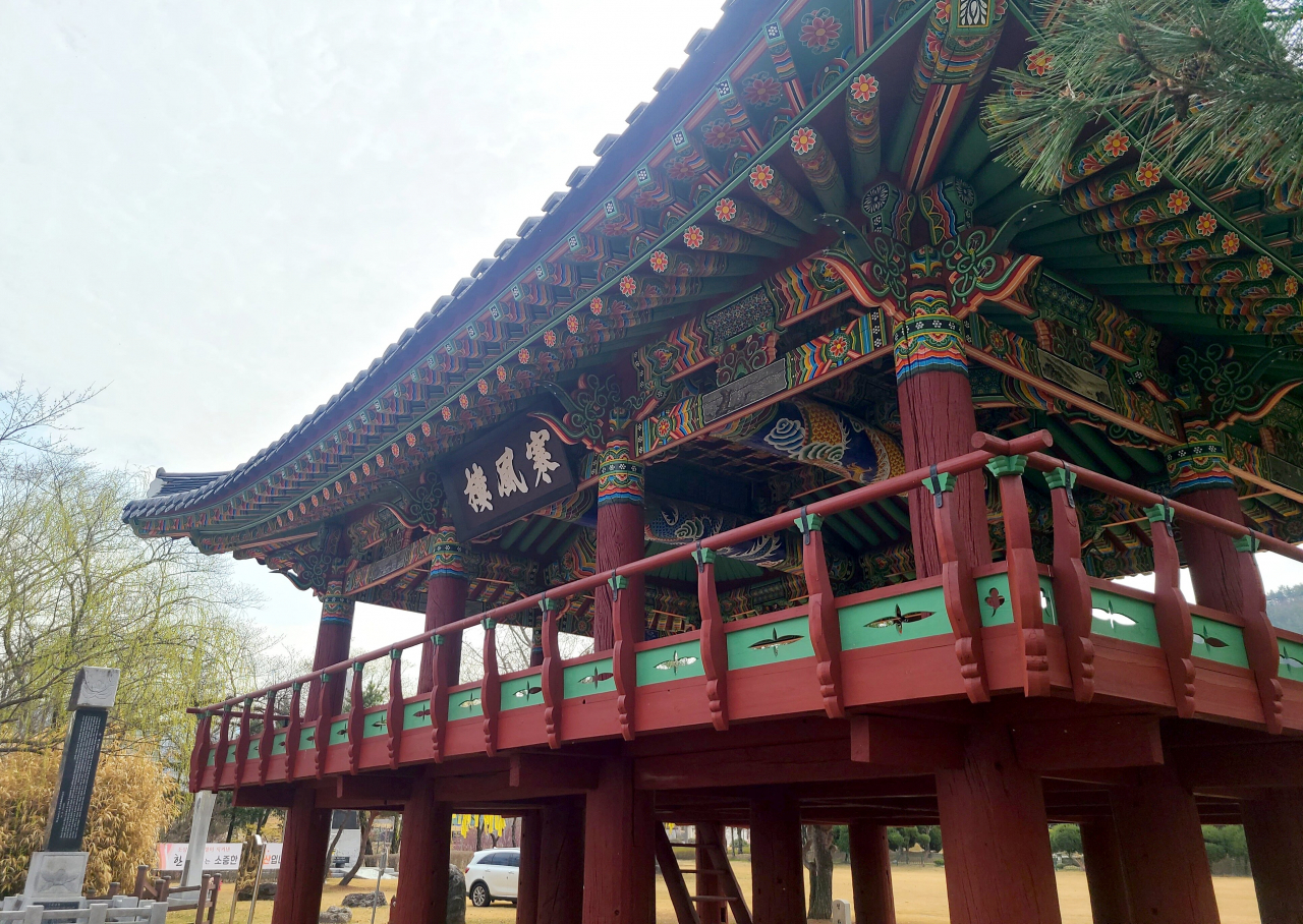 무주 한풍루는 남원 광한루 보다 멋지다는 찬사를 받은 바 있다.
