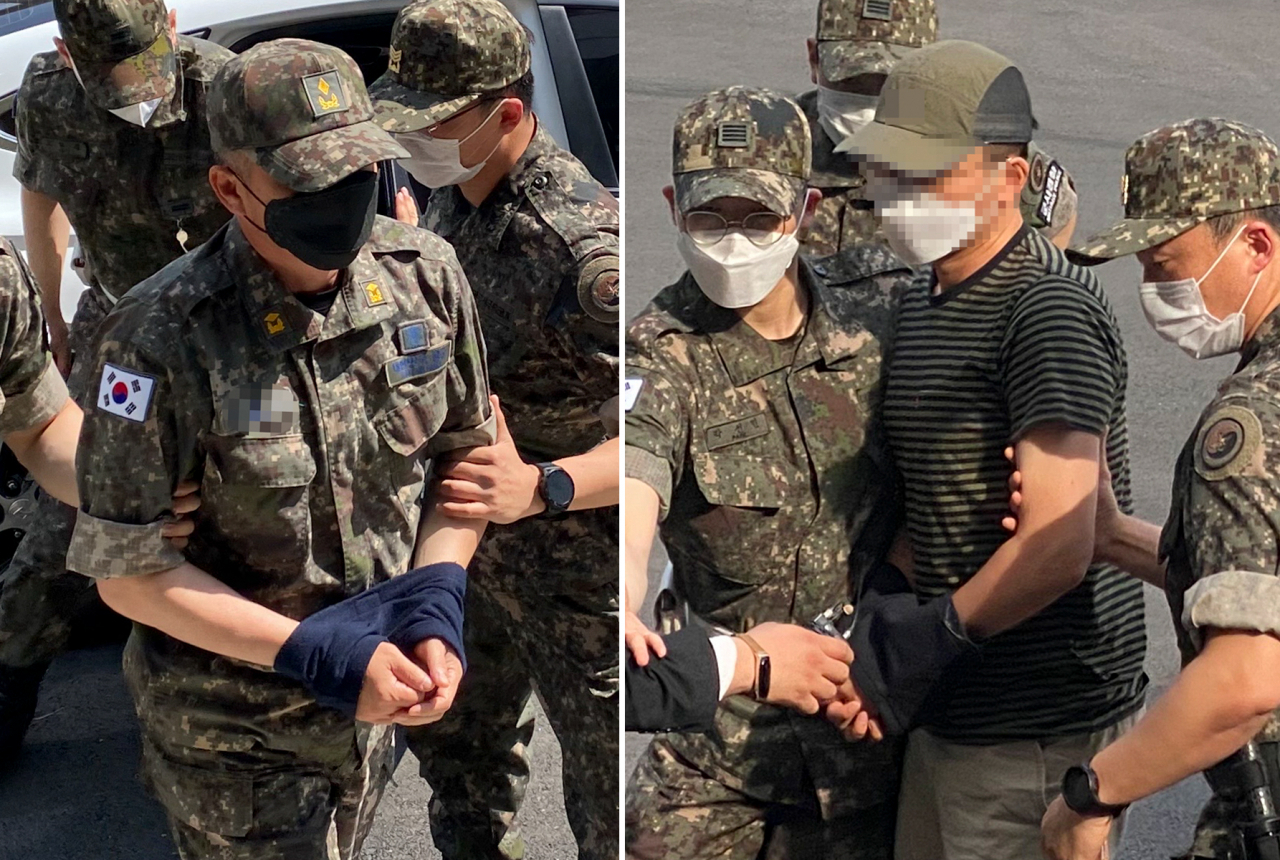 공군 부사관 성추행 피해 사망 사건 관련 2차 가해 혐의를 받는 공군 제20전투비행단 소속 노모(왼쪽) 준위와 노모 상사에 대한 구속영장이 발부된 지난 12일 오후 서울 용산구 국방부 보통군사법원에서 열린 구속 전 피의자심문에 출석하는 노 상사와 노 준위 모습. [연합]