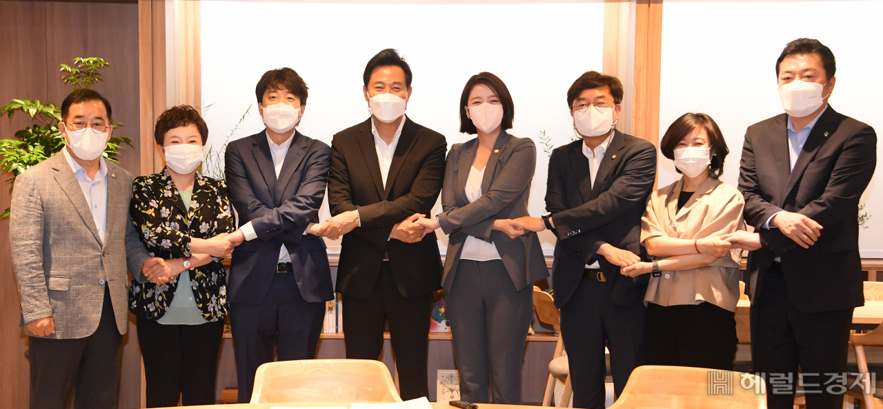 22일 오전 10시 오세훈 서울시장을 예방한 국민의힘 지도부들이 오세훈 시장과 손을 맞잡고 서울시와 국민의힘이 단합해 서울시정을 바로 잡겠다는 의지를 표출하고 있다. 이날 국민의힘에서는 이준석 당대표를 비롯 조수진, 배현진, 정미경 최고위원, 박성중 서울시당위원장, 황보승희 당 수석대변인, 서범수 당대표 비서실장, 김철근 당대표 정무실장 등이 방문했다.