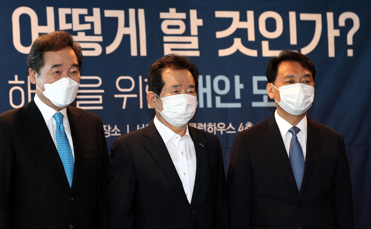 더불어민주당 대선주자인 이낙연 전 대표(왼쪽부터), 정세균 전 국무총리, 이광재 의원이 22일 서울 여의도 서울마리나 클럽하우스 M라운지에서 열린 ‘도심공항, 어떻게 할 것인가? 주거 문제 해결을 위한 대안 모색’ 주제 공동 토론회에 참석, 기념촬영을 하고 있다. [연합]