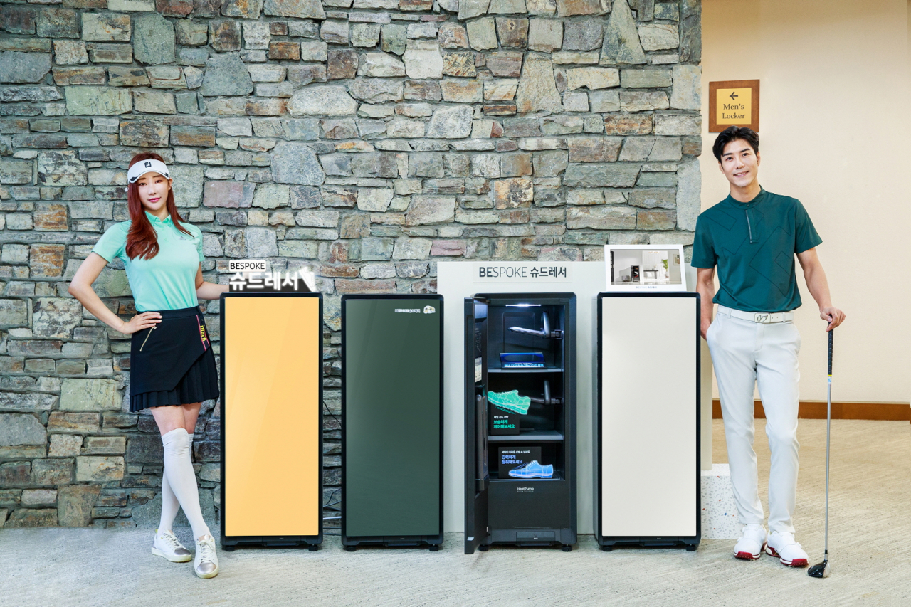 삼성전자가 신발관리기 ‘비스포크 슈드레서’를 직접 경험해 볼 수 있는 다채로운 체험 마케팅을 22일부터 선보인다. 수도권 주요 영화관·호텔·골프장 등에 제품 체험존을 마련했다. 삼성전자 소속 모델이 안성베네스트골프클럽에 마련된 신발관리기 '비스포크 슈드레서' 체험존을 소개하고 있다. [삼성전자 제공]