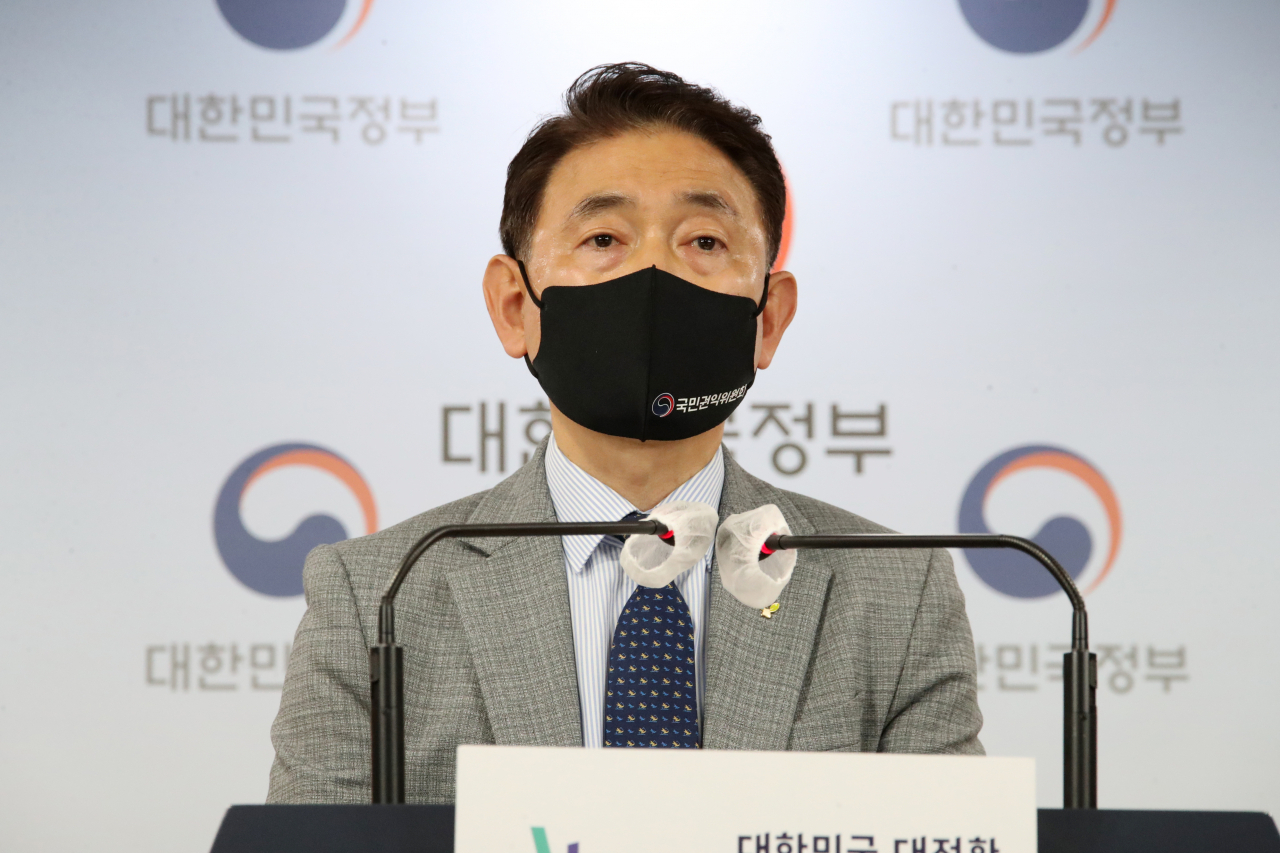 김태웅 국민권익위원회 부동산거래특별조사단장이 지난 21일 오후 정부서울청사 브리핑실에서 비교섭단체 5당 등 소속 국회의원·가족 부동산 거래 전수조사를 착수한다고 발표하고 있다. [연합]