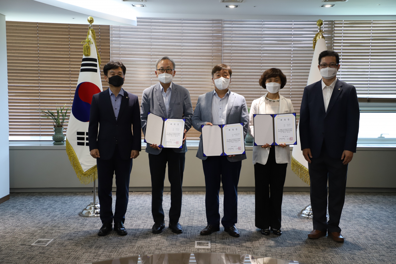 강병삼(왼쪽) 특구진흥재단 이사장과 안전경영위원회 외부위원이 위촉장 수여식 후 기념촬영을 하고 있다.[연구개발특구진흥재단 제공]
