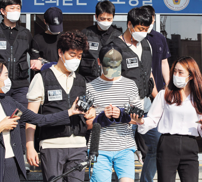 오피스텔에서 친구를 감금해 살해한 혐의를 받는 피의자 안모 씨와 김모 씨가 22일 오전 검찰로 송치되기 위해 서울 마포경찰서를 나서고 있다.[연합]