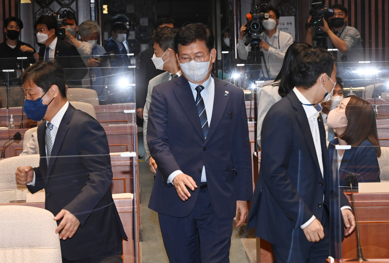 송영길 더불어민주당 대표(가운데), 김용민(오른쪽), 김영배 최고위원 등이 22일 서울 여의도 국회에서 열린 의원총회에 입장하고 있다. [연합]
