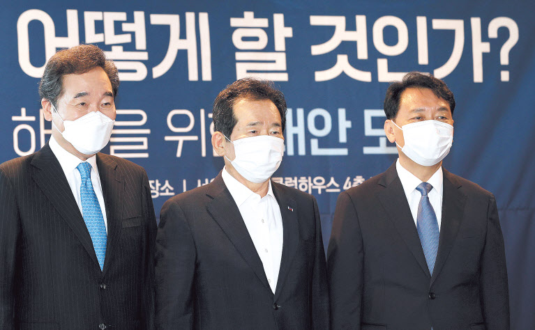 더불어민주당 대선주자인 이낙연 전 대표(왼쪽부터), 정세균 전 국무총리, 이광재 의원이 22일 서울 여의도 서울마리나 클럽하우스 M라운지에서 열린 ‘도심공항, 어떻게 할 것인가? 주거 문제 해결을 위한 대안 모색’ 주제 공동 토론회에 참석, 기념촬영을 하고 있다. [연합]