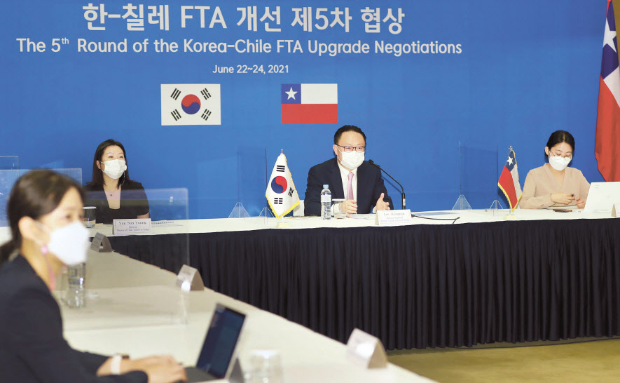 이경식(가운데) 산업통상자원부 자유무역협정FTA) 교섭관이 22일 서울 그랜드하얏트호텔에서 한-칠레 FTA 개선 제5차 협상에 참석해 인사말을 하고 있다. [산업통상자원부 제공]