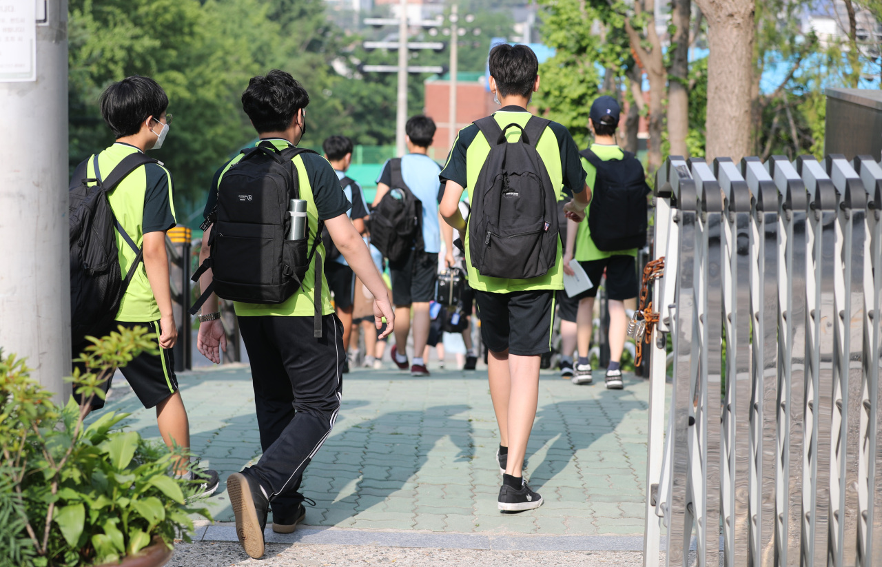 Students walk into a middle school in Seoul on Monday as the Ministry of Education prepares to expand the proportion of in-person classes starting next semester. (Yonhap)