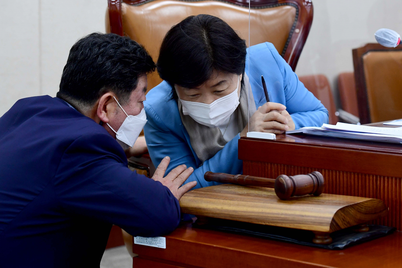 지난 16일 국회 행정안전위원회 전체회의에서 열린 공휴일 법제화를 위한 입법공청회에서 서영교 행안위원장과 박재호 더불어민주당 간사가 대화하고 있다. [연합]