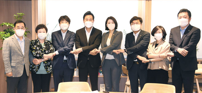 22일 오전 10시 오세훈 서울시장을 예방한 국민의힘 지도부들이 오세훈 시장과 손을 맞잡고 서울시와 국민의힘이 단합해 서울시정을 바로 잡겠다는 의지를 표출하고 있다. 이날 국민의힘에서는 이준석 당대표를 비롯 조수진, 배현진, 정미경 최고위원, 박성중 서울시당위원장, 황보승희 당 수석대변인, 서범수 당대표 비서실장, 김철근 당대표 정무실장 등이 방문했다. [연합]