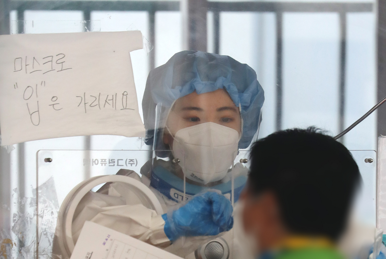 22일 오전 서울역 광장 중구임시선별검사소에서 시민들이 검사를 받고 있다. 중앙방역대책본부는 이날 0시 기준으로 신규 확진자가 395명 늘어 누적 15만1901명이라고 밝혔다. [연합]