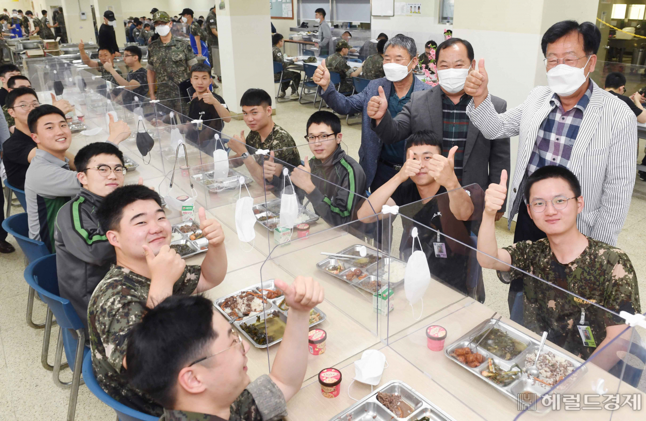 제공된 한우 불고기 메뉴로 식사하는 9사단 용사들과 군 생활을 격려하는 전국한우협회 김삼주 회장(가운데), 한우자조금 민경천 관리위원장(오른쪽 끝) / 사진제공=한우자조금