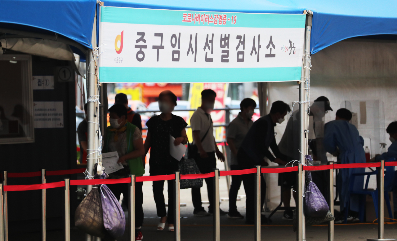 22일 오전 서울역 광장 중구임시선별검사소에서 시민들이 검사를 위해 대기하고 있다. 중앙방역대책본부는 이날 0시 기준으로 신규 확진자가 395명 늘어 누적 15만1천901명이라고 밝혔다. 연합뉴스
