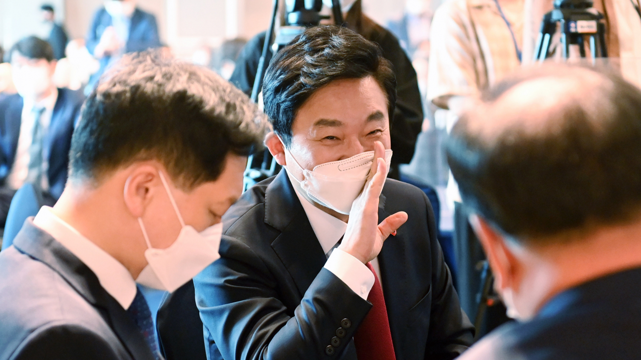 원희룡 제주지사가 22일 서울 여의도 켄싱턴호텔에서 열린 원코리아 혁신포럼 출범식에서 국민의힘 한기호 사무총장과 대화하고 있다. [연합]