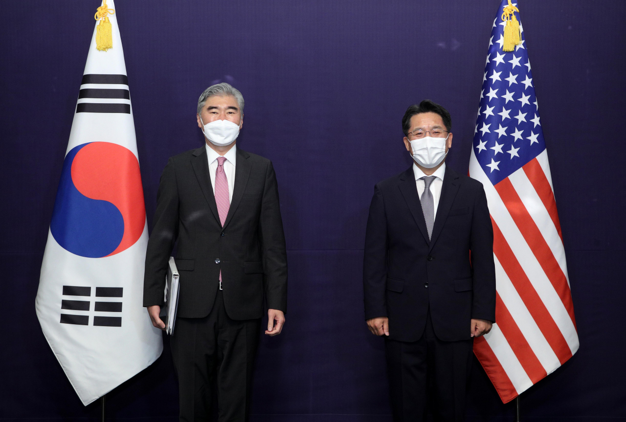 노규덕 한반도평화교섭본부장(오른쪽)과 성 김 미국 대북특별대표가 지난 21일 서울 중구 롯데호텔에서 열린 한-미 북핵 수석대표 협의를 했다. [연합]