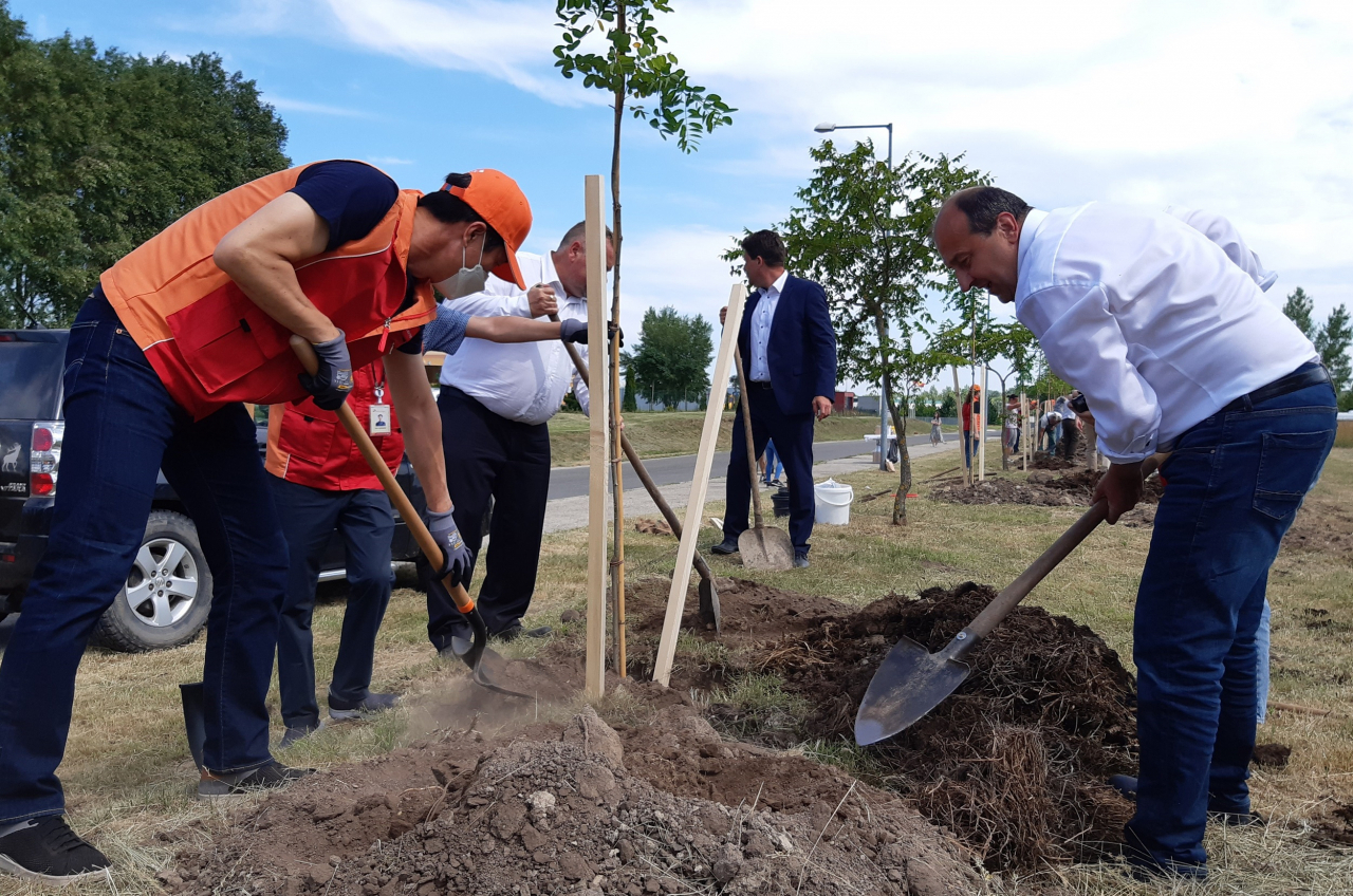 SK이노베이션의 헝가리 전기차 배터리 생산법인(SKBH) 한상규 CEO(왼쪽)와 아틸라 몰나르 코마롬 시장이 지난 18일 코마롬 공장 인근 산업단지에서 아카시아 초목 심기 등 환경개선 활동을 하고 있다. [SK이노베이션 제공]