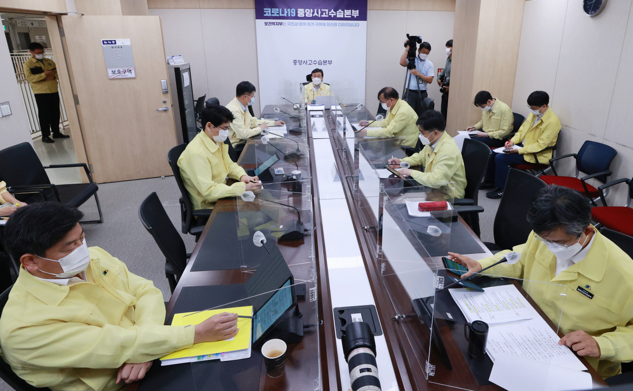 보건복지부 장관인 권덕철 중앙재난안전대책본부 1차장이 22일 오전 세종시 정부세종청사에서 열린 신종 코로나바이러스 감염증(코로나19) 대응 중앙재난안전대책본부 회의를 주재하며 발언하고 있다. 연합뉴스