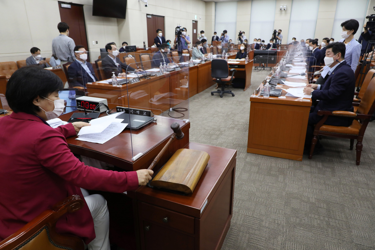 서영교 국회 행정안전위원회 위원장이 22일 서울 여의도 국회에서 대체공휴일에 관한 법률안 처리와 관련해 열린 행안위 전체회의를 주재하고 있다. 그러나 이날 전체회의에선 결론을 내지 못하고 23일 오전 다시 모이기로 했다. [연합]