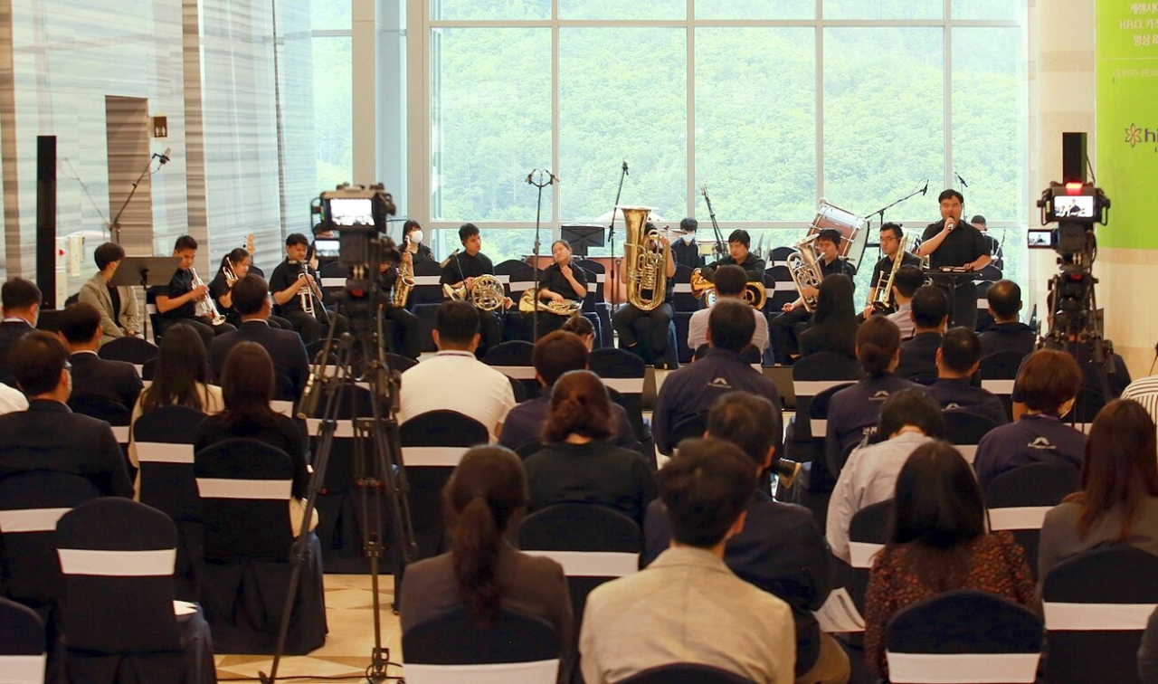 강원랜드 임직원들이 한빛예술단의 공연을 경청하고 있다.