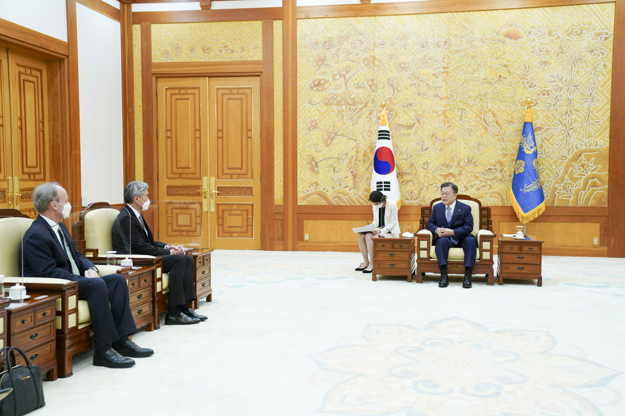 문재인 대통령이 22일 오후 청와대에서 방한 중인 성 김 미국 국무부 대북정책특별대표를 접견하고 있다. [연합]