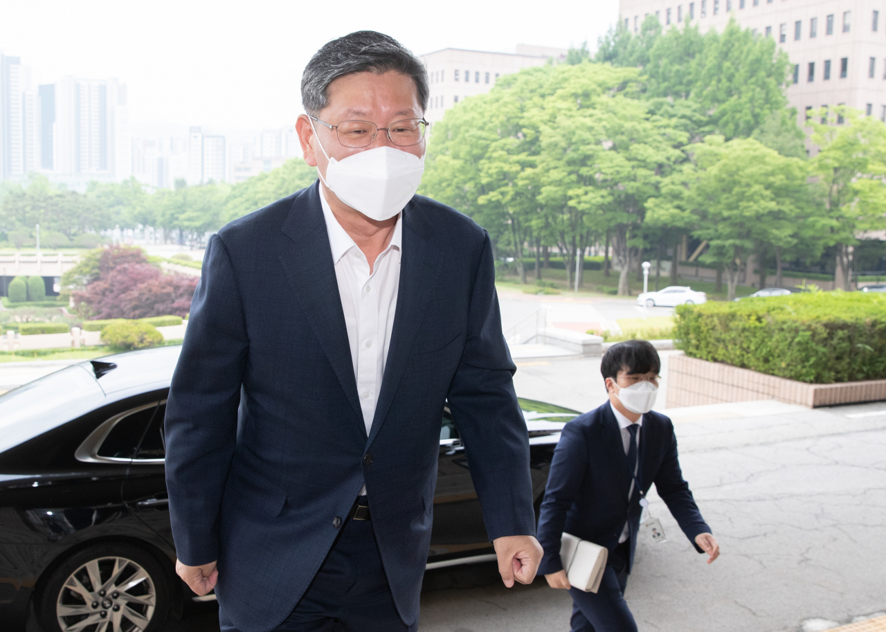 이용구 법무부 차관이 24일 오전 경기도 과천 법무부 청사에 출근하고 있다. [연합]
