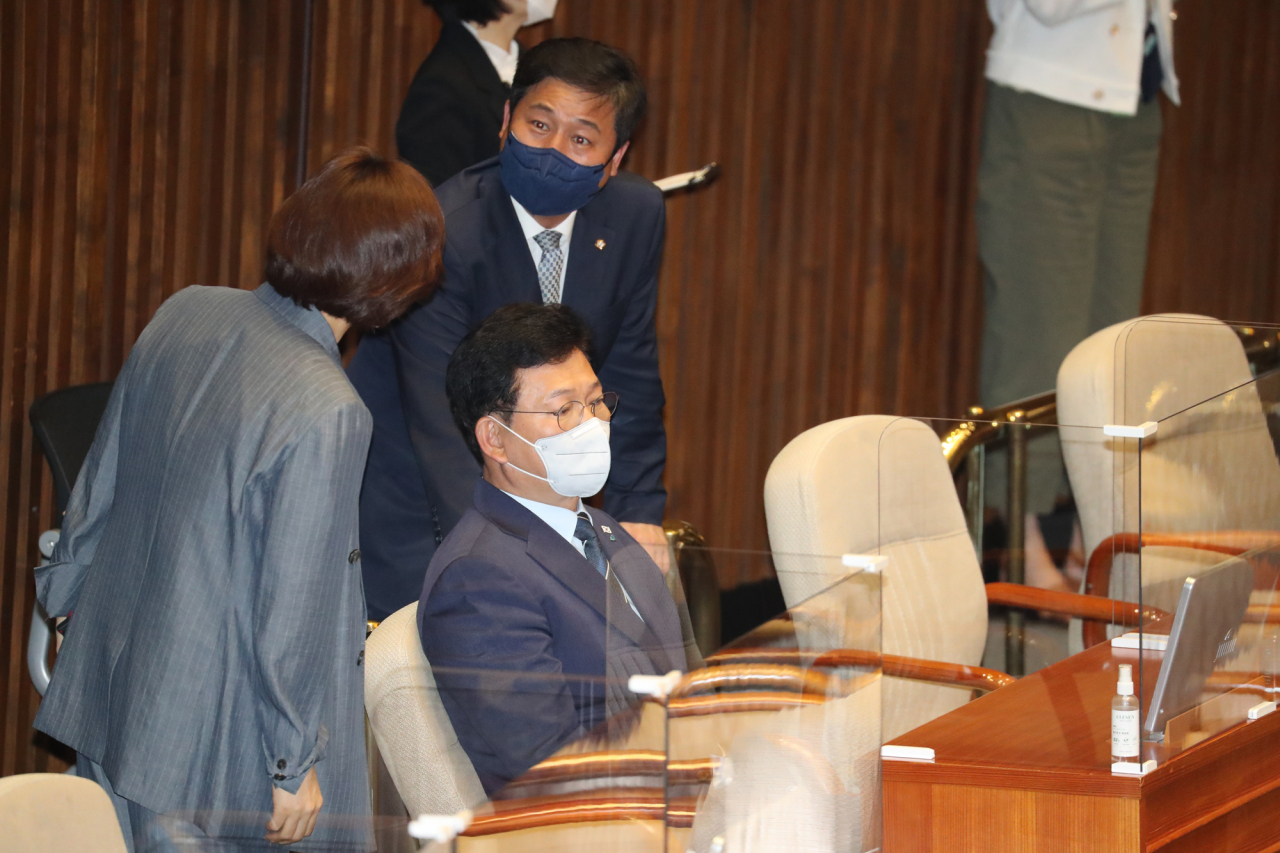 더불어민주당 송영길 대표가 22일 국회 본회의에서 열린 정치·외교·통일·안보 분야 대정부 질문에 참석, 생각에 잠겨 있다. [연합]