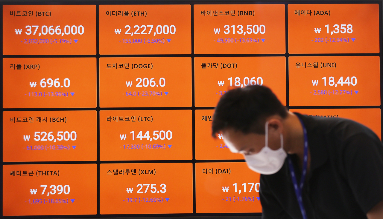 중국의 비트코인 채굴장 전면 폐쇄 여파에 국내 가상화폐가 하락하고 있는 가운데 22일 오전 서울 빗썸 강남센터에 설치된 모니터에 가상화폐 시세가 표시되고 있다. [연합]