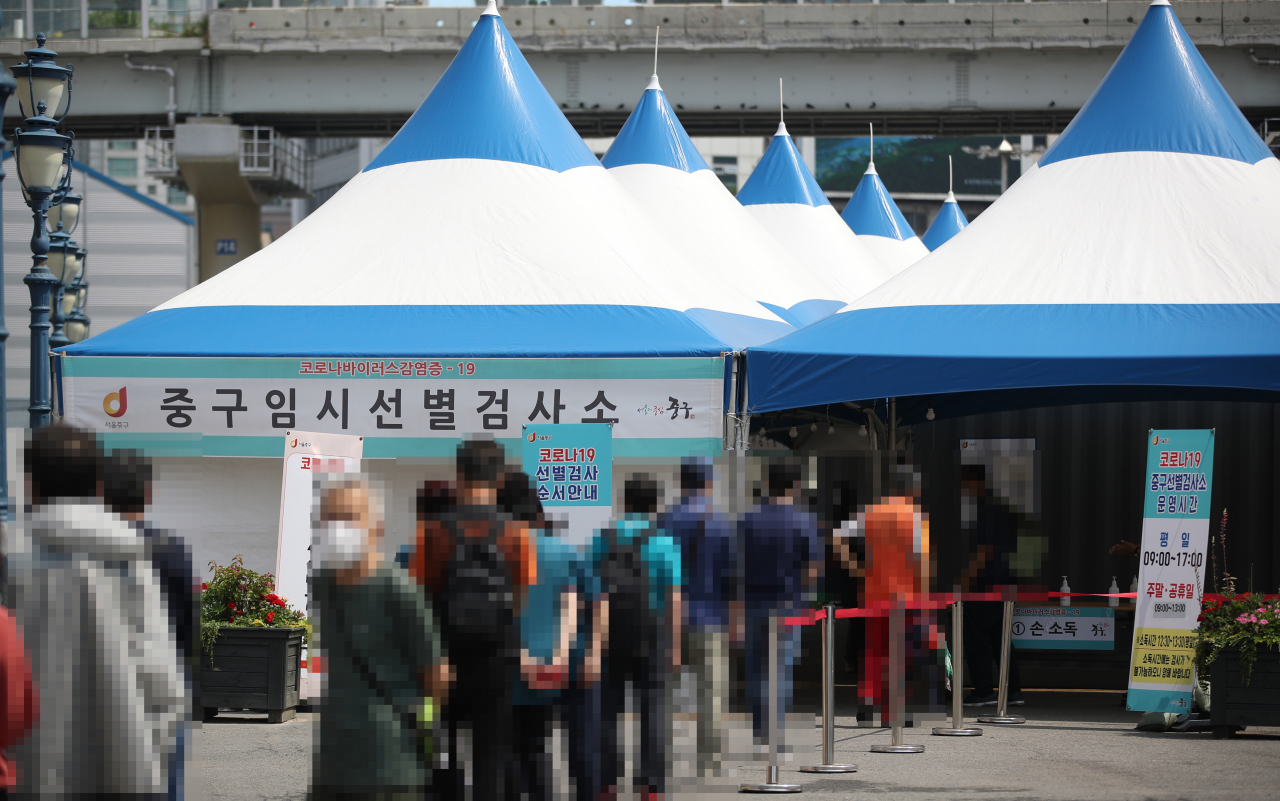 14일 오전 서울역 광장에 마련된 중구임시선별검사소에서 시민들이 신종 코로나바이러스 감염증(코로나19) 선별검사를 받기 위해 줄을 서 있다. [연합]