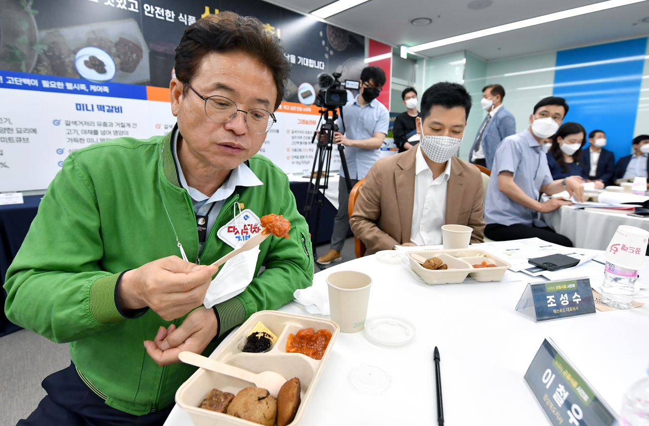 이철우 경북지사가 식용곤충 원료로 만든 식품을 시식하고 있다.[경북도 제공]