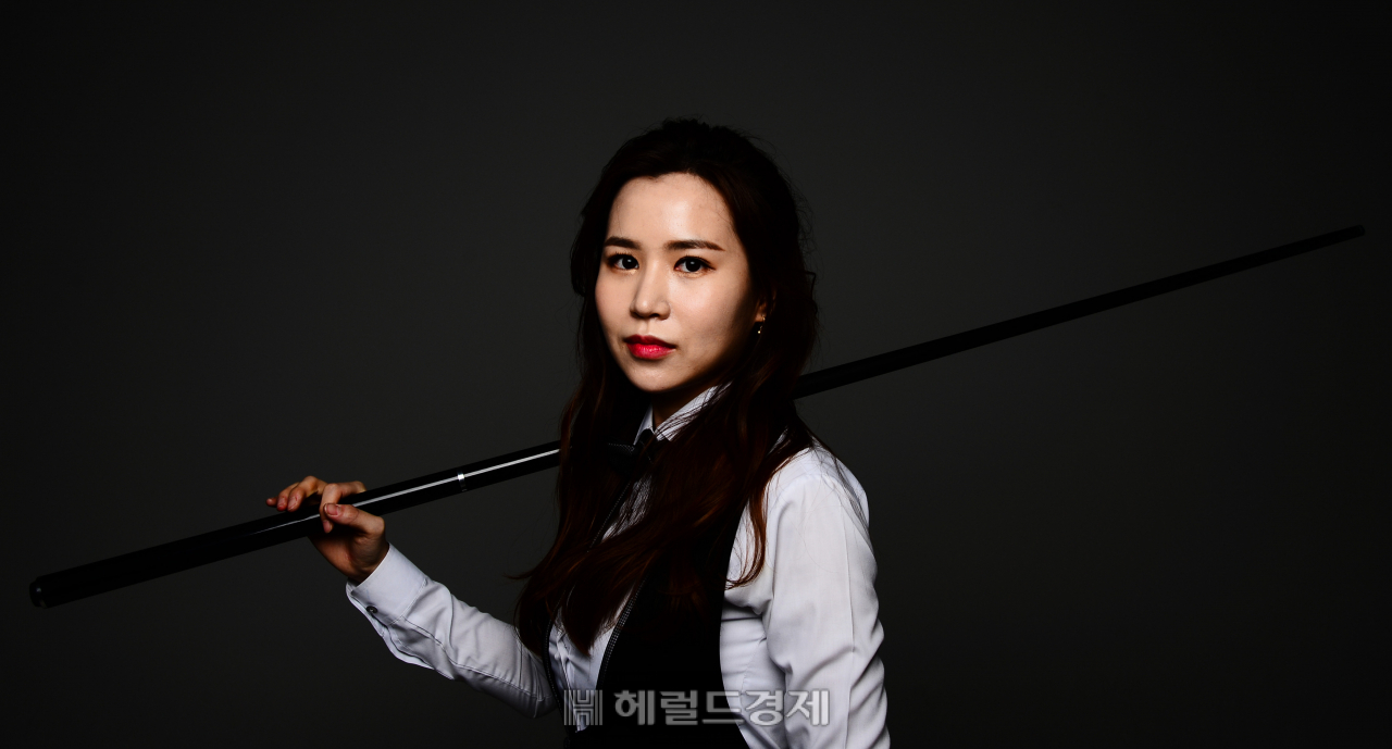 큐를 어께에 짊어지고 포즈를 취한 김진아. 박해묵 기자/mook@