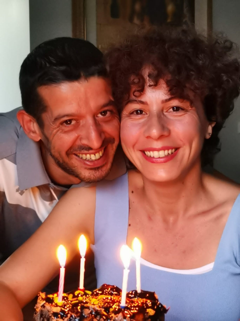 부인 에멜의 40세 생일에 생일케이크 앞에서 한껏 다정한 포즈를 취한 ‘사랑꾼’ 초클루 [초클루 본인 제공]