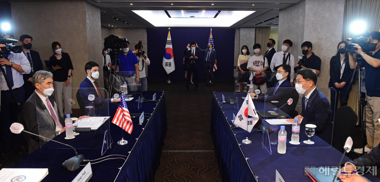 북핵문제를 담당하는 한국의 노규덕 외교부 한반도평화교섭본부장과 미국의 성 김 대북특별대표가 21일 서울 소공동 롯데호텔에서 한미 북핵수석대표 협의를 하고 있다. [사진 공동취재단]