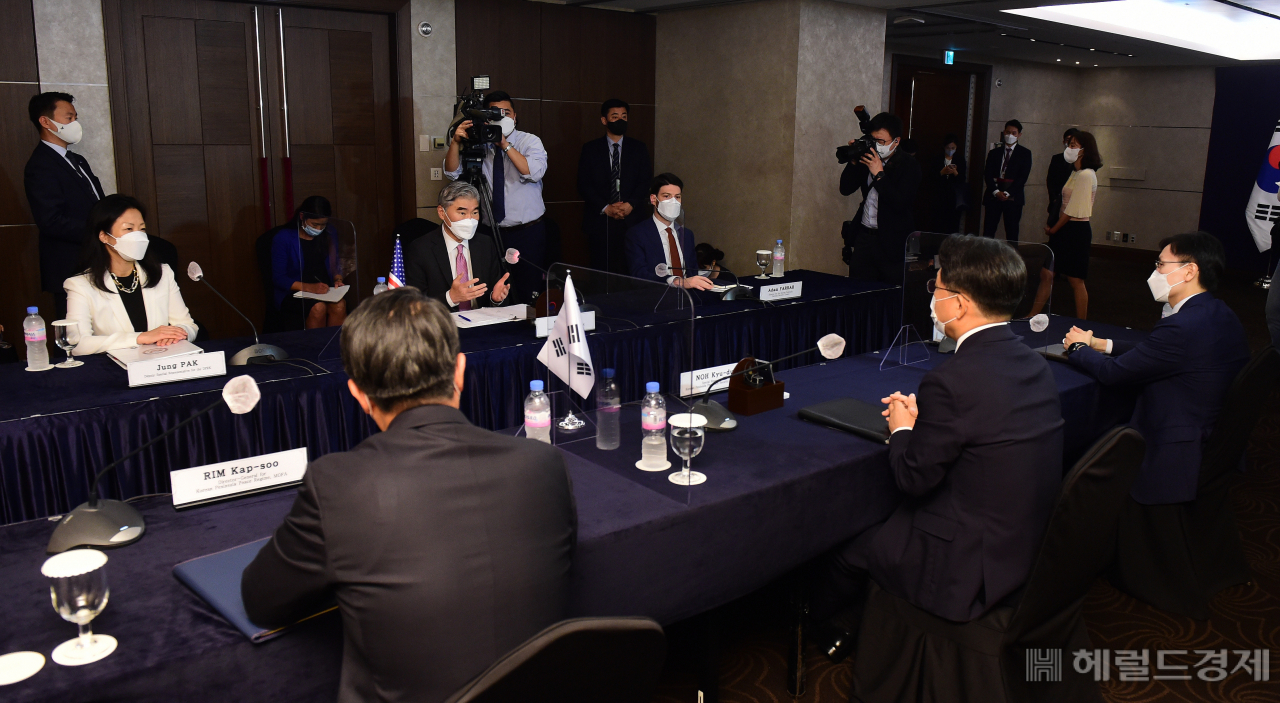 북핵문제를 담당하는 미국의 성 김 대북특별대표가 21일 서울 소공동 롯데호텔에서 한국의 노규덕 외교부 한반도평화교섭본부장과 만나 한미 북핵수석대표 협의를 하고 있다. [사진 공동취재단]