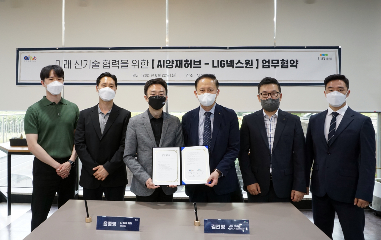 서울 AI 양재 허브에서 김건영 LIG넥스원 전략기획본부장(왼쪽 네 번째)과 윤종영 AI 양재 허브 센터장(왼쪽 세 번째) 등 양 기관 관계자들이 '미래 신기술 R&D 활성화를 위한 MOU'를 체결하고 기념사진을 촬영하고 있다. [LIG넥스원 제공]