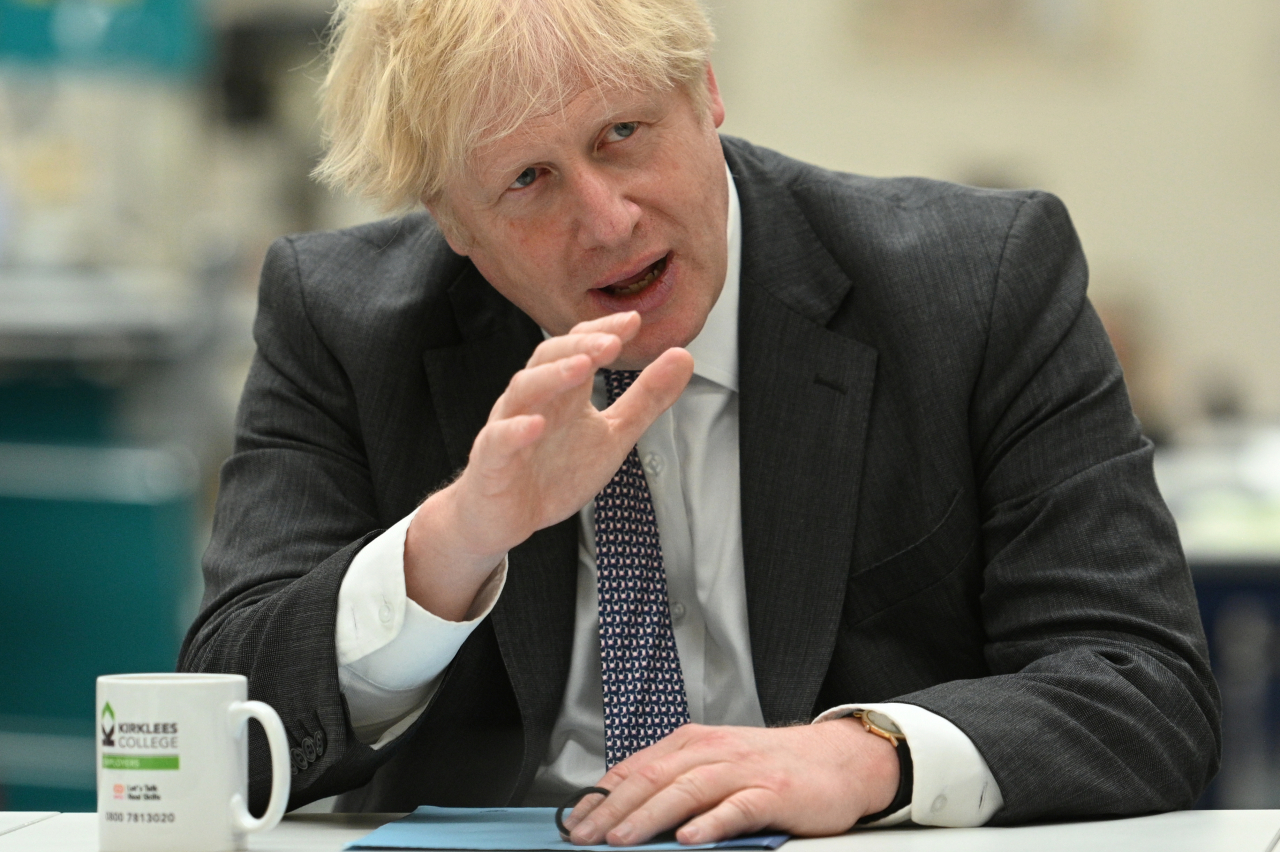 ‘브렉시트(Brexit·영국의 유럽연합 탈퇴)’ 이후 대외 정책의 무게추를 유럽에서 인도태평양 지역으로 옮기고 있는 영국이 22일(현지시간) 역내 주요 무역협정인 ‘포괄적·점진적 환태평양경제동반자협정(CPTPP)’ 가입을 위한 협상을 공식 시작했다. 사진은 지난 18일 보리스 존슨 영국 총리가 웨스트요크셔에 위치한 한 대학을 방문한 모습. [로이터]