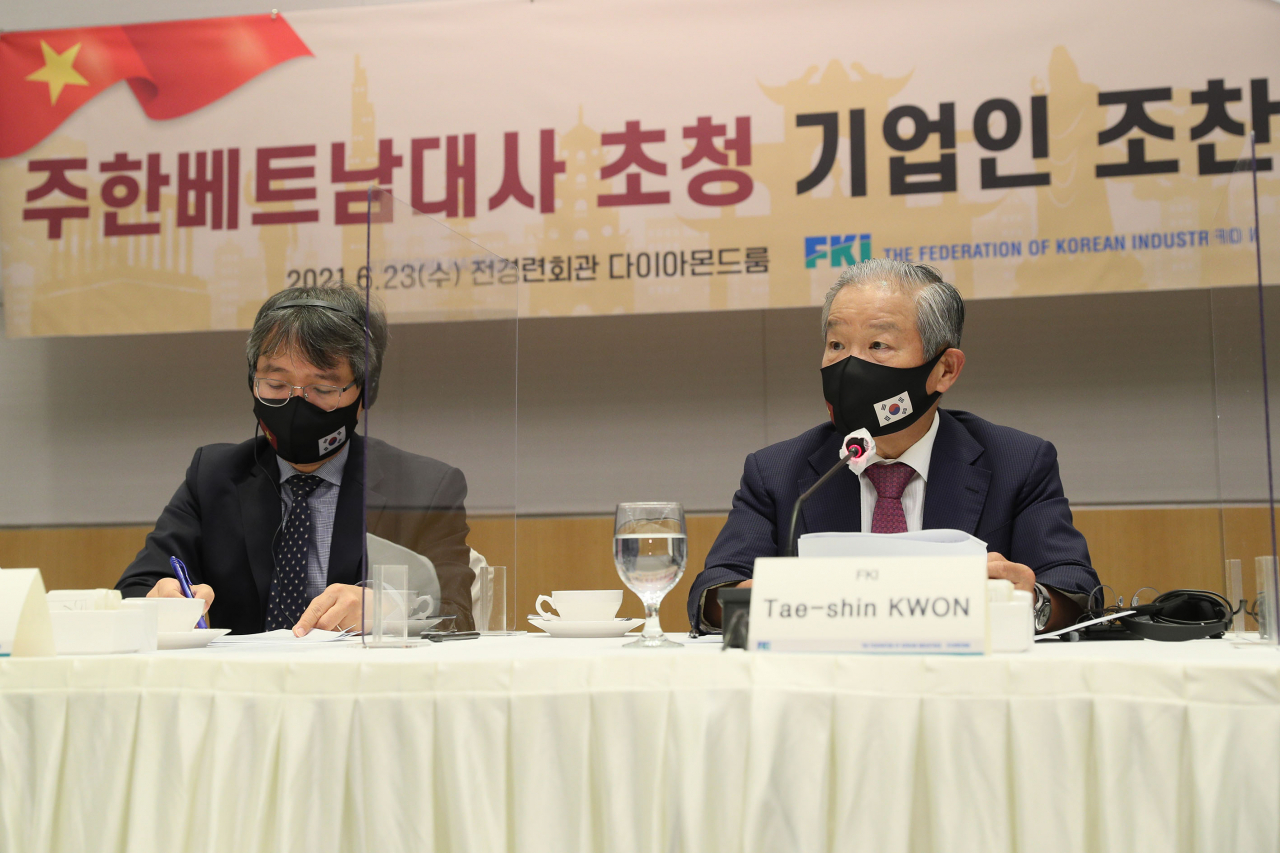 권태신 전경련 부회장이 23일 전경련회관 컨퍼런스센터에서 열린 '주한베트남 대사 초청 기업인 간담회'에 참석해 인사말을 하고 있다. 사진 왼쪽부터 응웬 부 뚱 주한베트남 대사, 권태신 전경련 부회장. [전경련 제공]