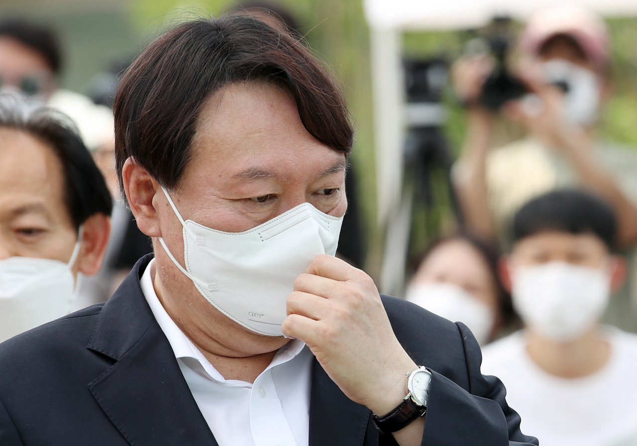 윤석열 전 검찰총장이 9일 오후 서울 남산예장공원 개장식에서 마스크를 고쳐쓰고 있다. [연합]