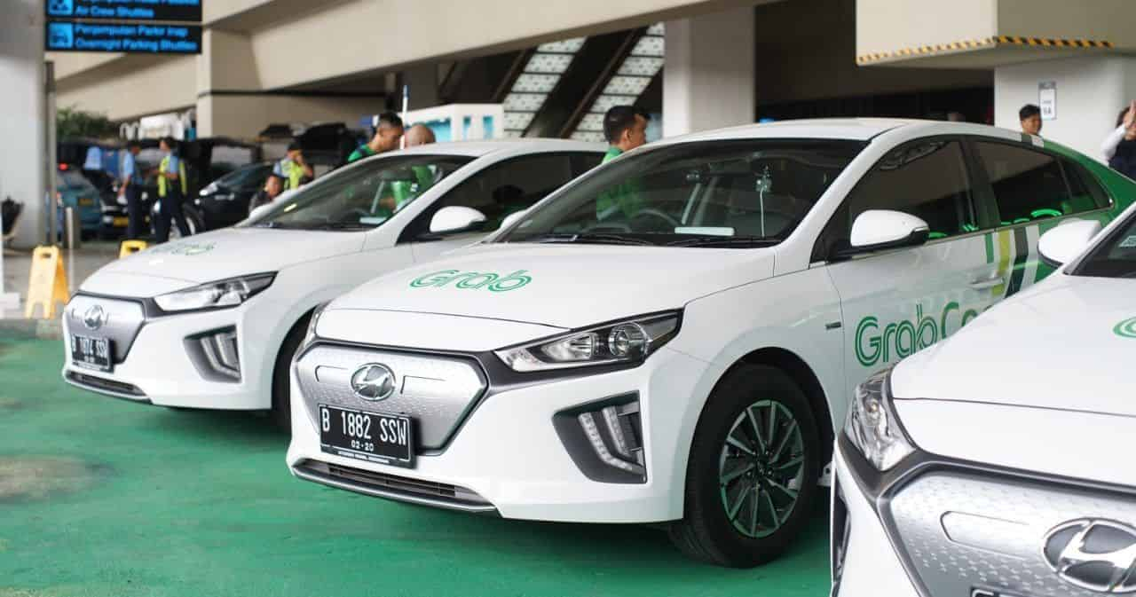 그랩은 지난 2019년 ‘그랩카 일렉트릭(GrabCar Elektrik)’을 운영하며 친환경 정책에 기여하고 있다. 사진은 그랩 로고를 부착한 현대차 아이오닉 일렉트릭 모습. [그랩 제공]