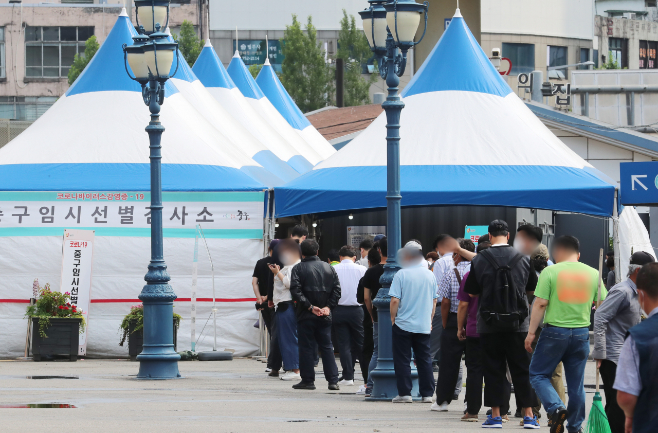 22일 오전 서울역 광장 중구임시선별검사소에서 시민들이 검사를 위해 대기하고 있다. [연합]
