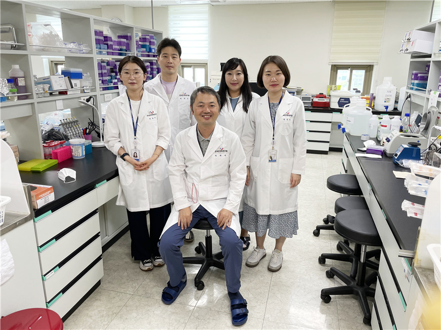 이번 기술개발을 주도하고 있는 정환석(맨앞) 박사 연구팀.[한국한의학연구원 제공]