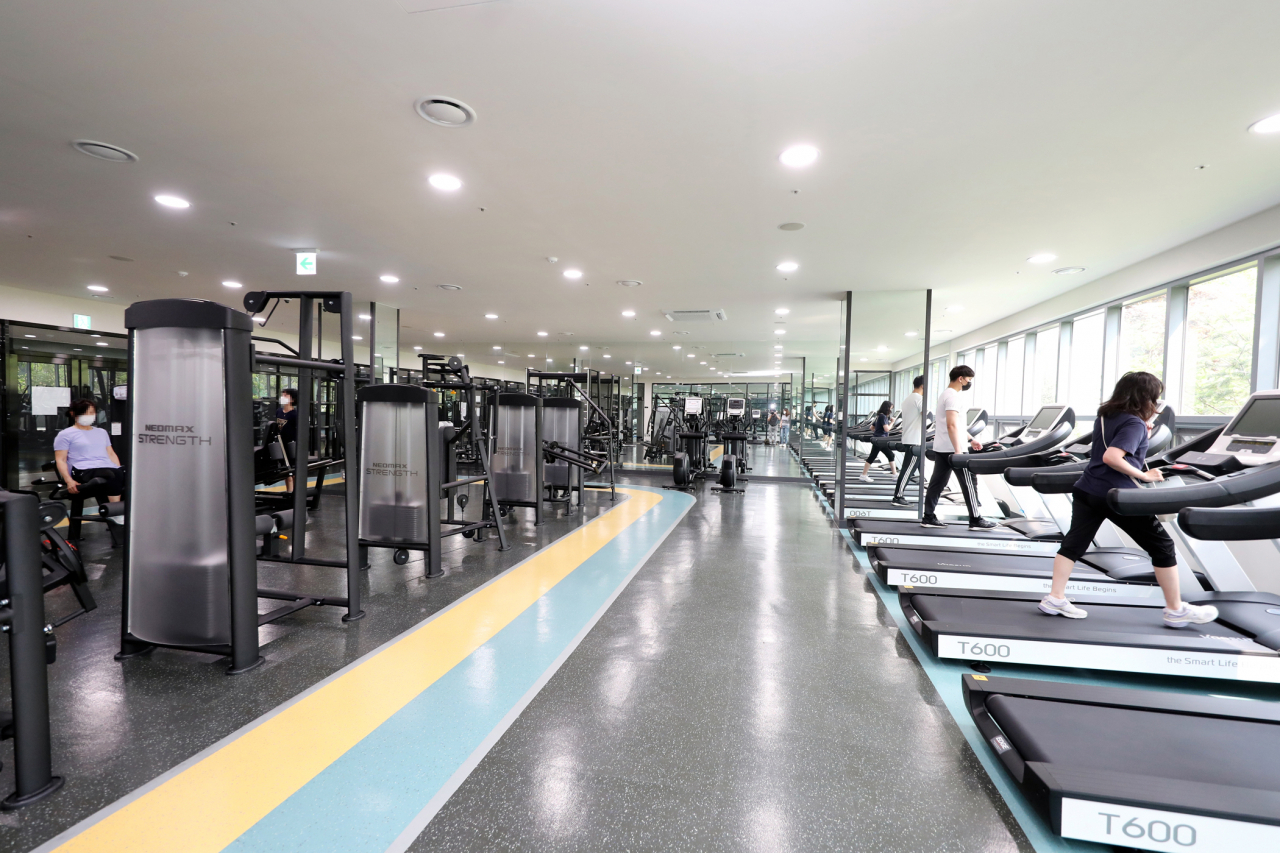 경기 하남시 감일지구 ‘포웰시티 푸르지오 라포레’ 입주민들이 단지 내 피트니스센터를 이용하고 있다. [대우건설 제공]