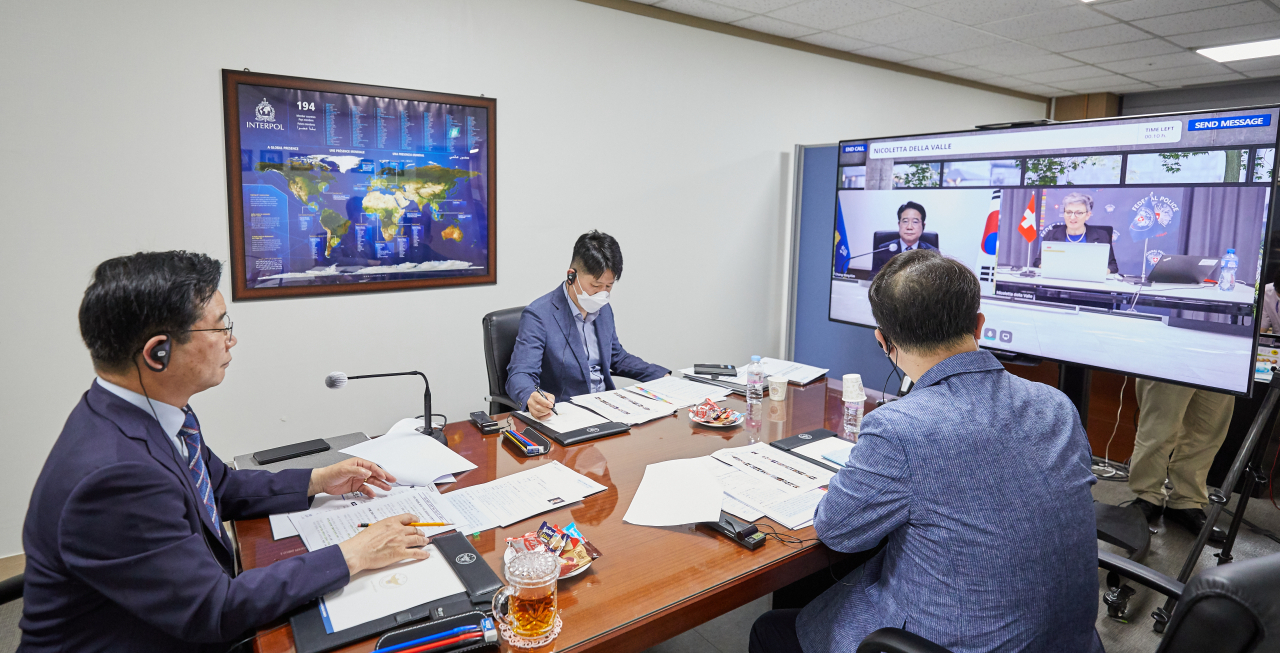 김창룡(왼쪽) 경찰청장이 지난 22일 온라인으로 진행된 ‘펄스 인 폴리싱’ 국제회의에 참여하고 있는 모습. [경찰청 제공]