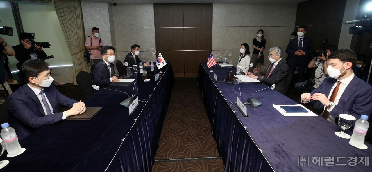 노규덕 한반도평화교섭본부장(왼쪽 가운데)와 성 김 미국 대북특별대표(오른쪽 가운데)가 21일 서울 중구 롯데호텔에서 만나 한미 북핵 수석대표 협의를 하고 있다. [사진 공동취재단]