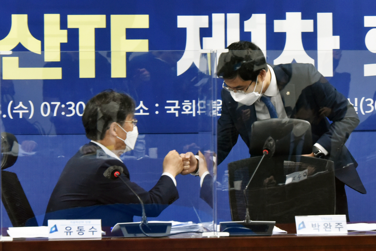 23일 서울 여의도 국회 의원회관에서 열린 더불어민주당 정책위원회 가상자산 태스크포스(TF) 제1차 회의에서 박완주 정책위의장(오른쪽)과 유동수 가상자산TF단장이 인사하고 있다. [연합]