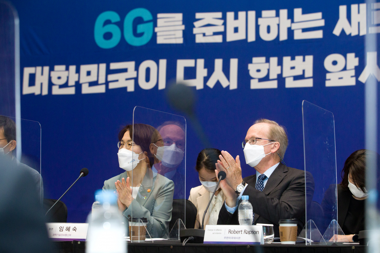 임혜숙(왼쪽) 과학기술정보통신부 장관과 로버트 랩슨 주한미국대사 대리가 23일 오전 서울 영등포구 콘래드호텔에서 열린 ‘6G 전략회의’에서 발표를 듣고 있다 [과기정통부 제공]